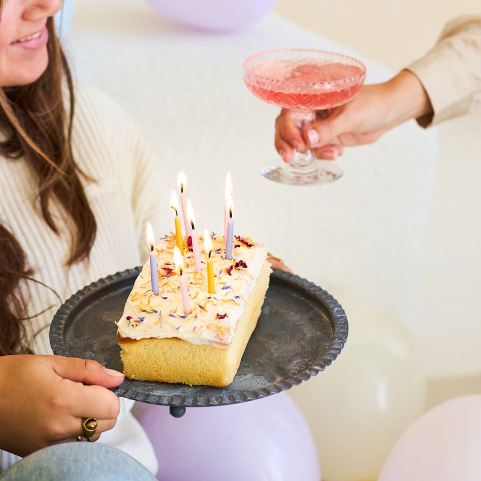 Gezellig samen Best Birthday cake eten en cocktails drinken tijdens een feestelijke dag!