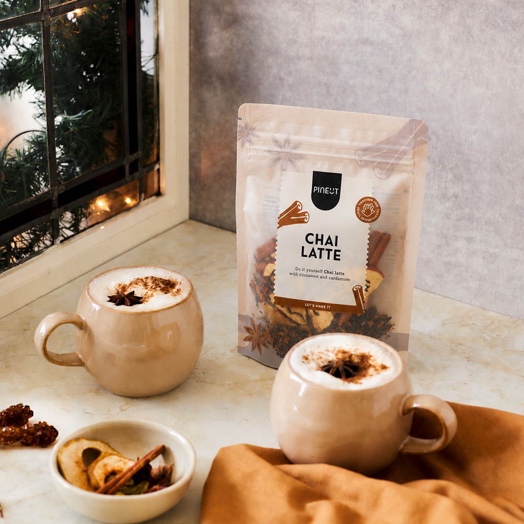 DIY chai latte met warme specerijen voor gezellige winteravonden en knusse koffiemomenten thuis samen.